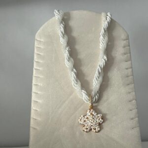 Collar Modelo Ibiza blanco trenzado con colgante de flor dorado