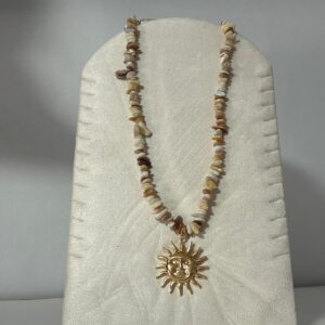 Collar Modelo Menorca de nacar y conchas naturales con colgante de sol dorado