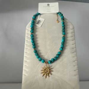 Collar Modelo Mallorca turquesa con colgante de sol dorado calado