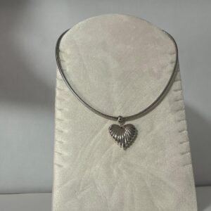 Collar Modelo Alfaques con cuentas claras y mariposa dorada azul turquesa