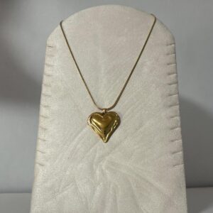 Collar Modelo Arenal dorado con colgante de corazon abombado