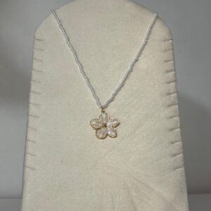 Collar Modelo Soler con cuentas claras y colgante de flor nacarada dorada