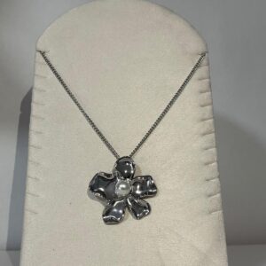Collar Modelo Pollenca plateado con flor de cinco petalos y perla central