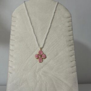 Collar Modelo S'Algar con cuentas claras y flor rosa dorada
