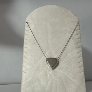 Collar Modelo Valldemossa plateado con gargantilla rigida y corazon estriado