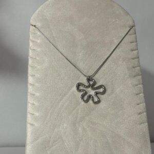 Collar Modelo Espalmador plateado con colgante calado de lineas organicas