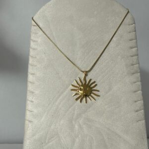 Collar Modelo Tramuntana dorado con colgante de sol radiante