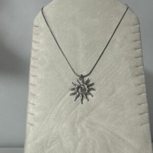 Collar Modelo Palma plateado con colgante de sol calado en espiral