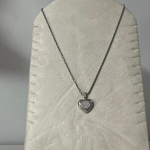 Collar Modelo Mao plateado con colgante de corazon y circonitas brillantes