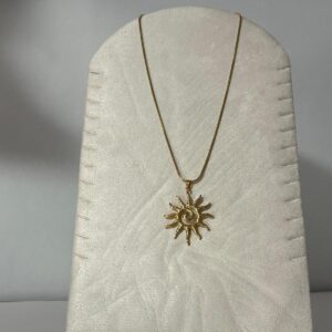 Collar Modelo Alcudia dorado con colgante de sol calado en espiral
