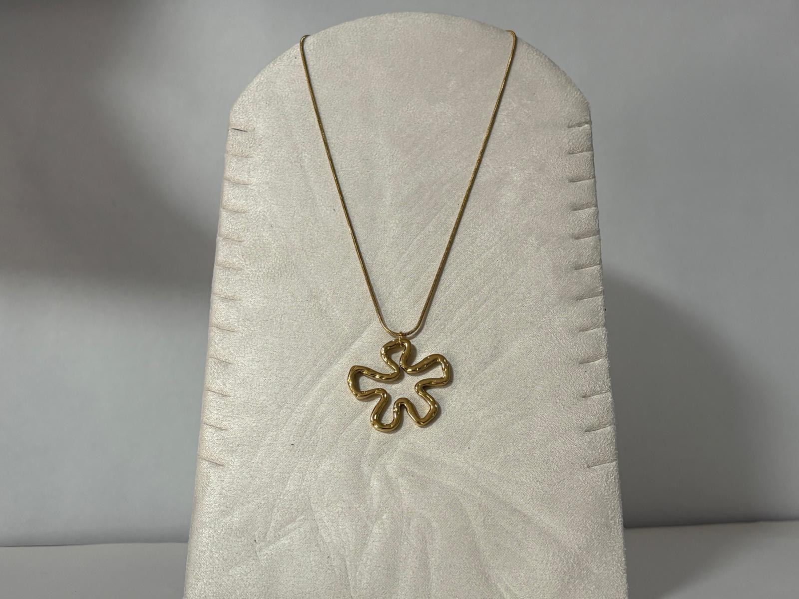 Collar Modelo Albufera dorado con colgante calado de lineas organicas