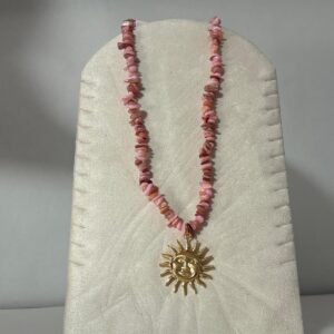 Collar Modelo Formentera rosa con cuentas de nacar y colgante de sol dorado