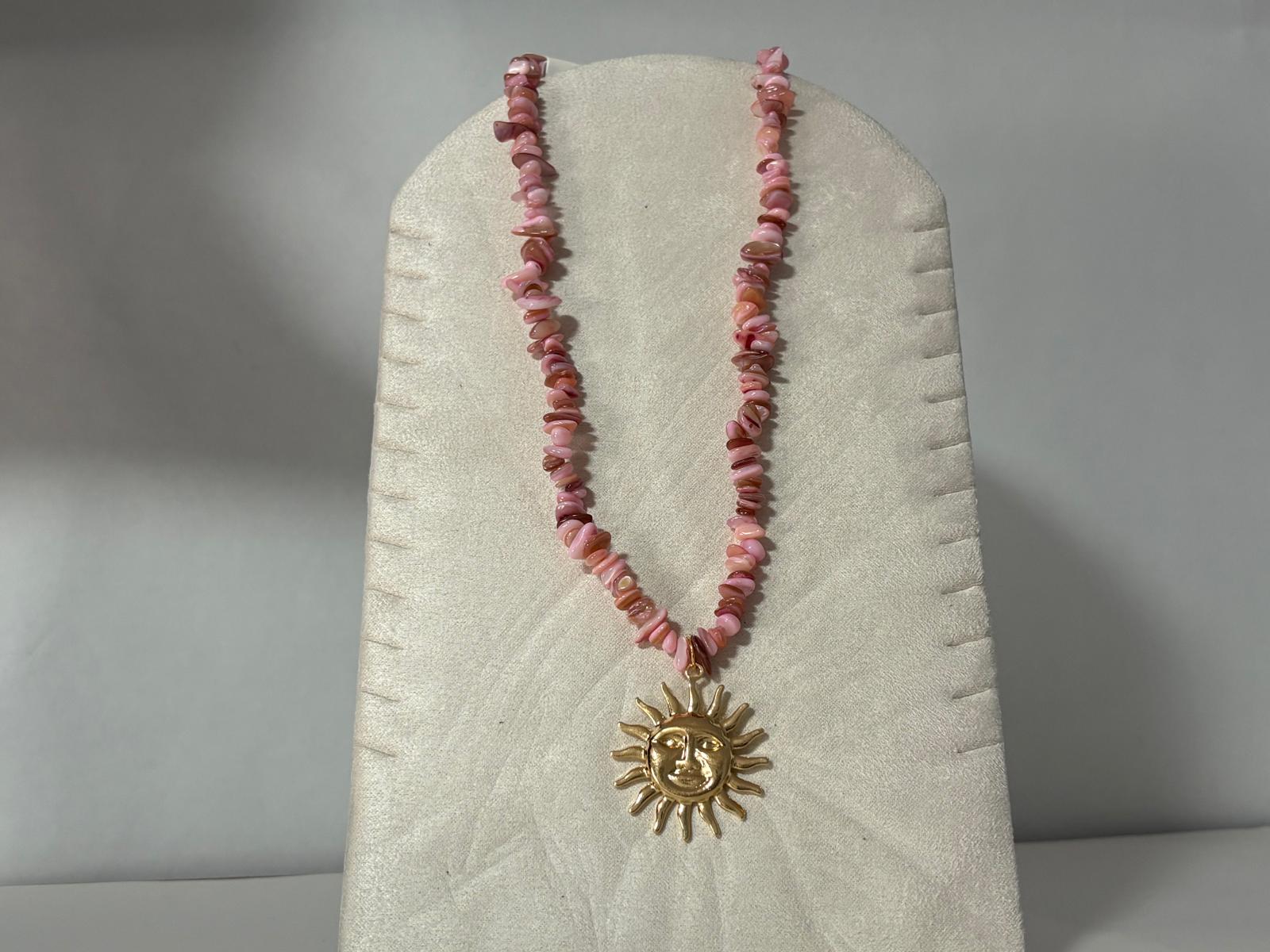 Collar Modelo Formentera rosa con cuentas de nacar y colgante de sol dorado