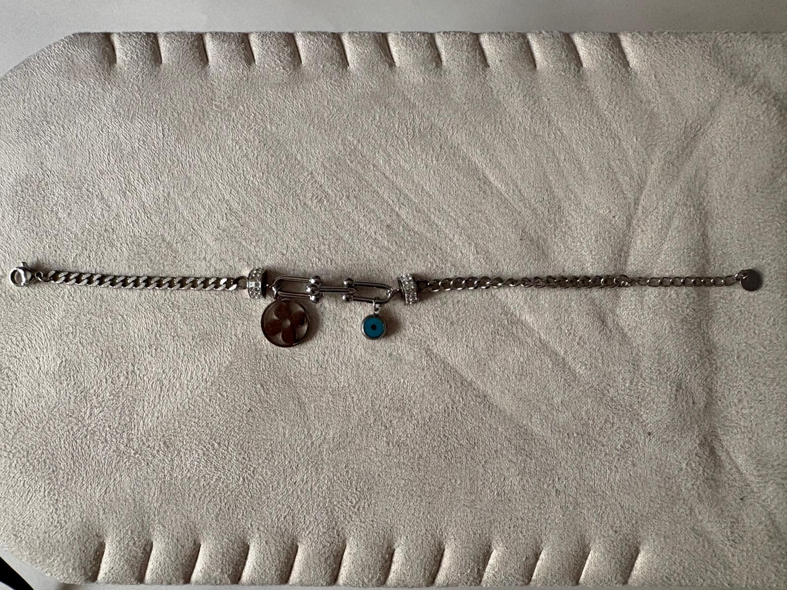 Pulsera Modelo Amuleto con ojo turco azul y medalla floral