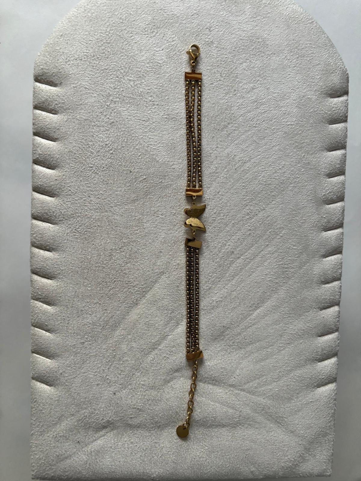 Pulsera Mariposa dorada de triple tira con mariposa en relieve