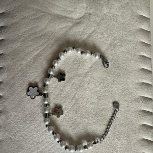 Pulsera Modelo Calypso de perlas blancas con flores colgantes