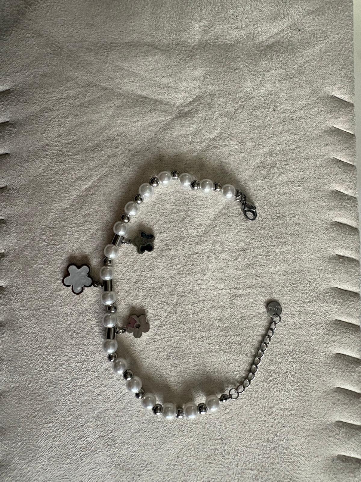 Pulsera Modelo Calypso de perlas blancas con flores colgantes