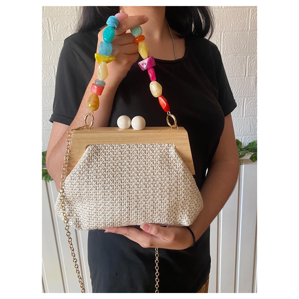 Bolso de Mano de Rafia con Cierre de Madera y Asa de Cuentas Multicolor