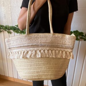 Capazo Boho Modelo Coral con encaje calado, tachuelas doradas y flecos decorativos