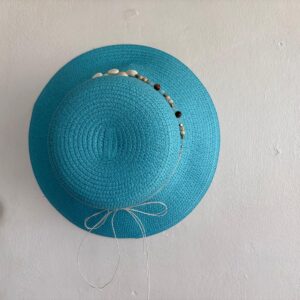 Sombrero Arizona azul turquesa con conchas marinas y cuentas de madera