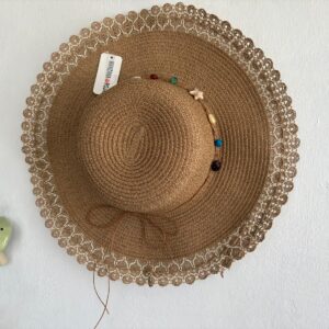 Sombrero California camel de ala ancha con borde calado y estrella de mar