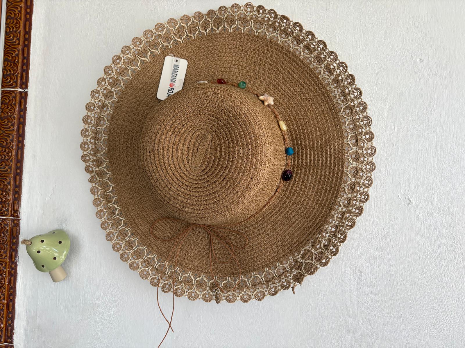 Sombrero California camel de ala ancha con borde calado y estrella de mar