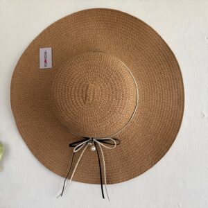 Sombrero Florida camel de ala media con lazo blanco y negro y perla