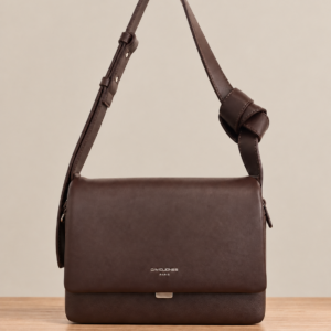 Bolso Nogal David Jones sobre fondo greige y madera