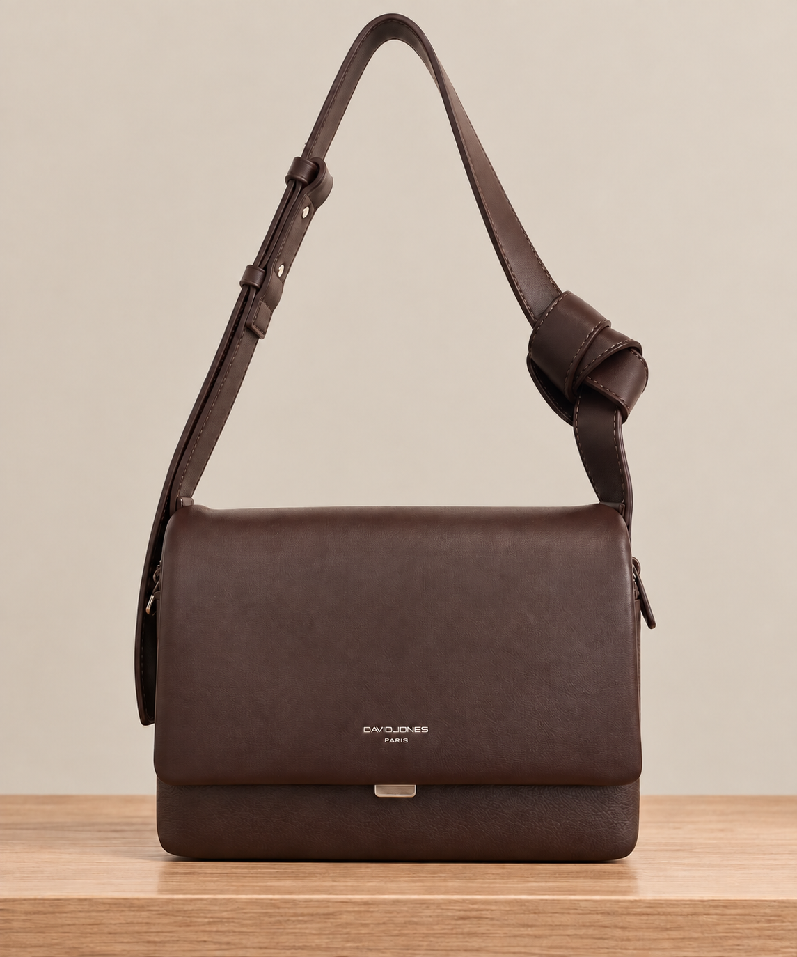 Bolso Nogal David Jones sobre fondo greige y madera