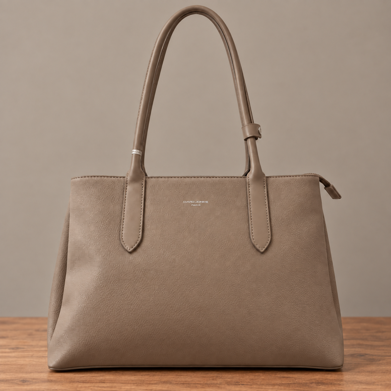 Bolso Piedra David Jones sobre fondo greige y madera